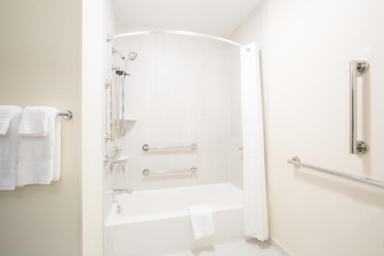 One-Bedroom Queen Room Disability Access Tub or Non-Smoking,1450813984:JPEG
