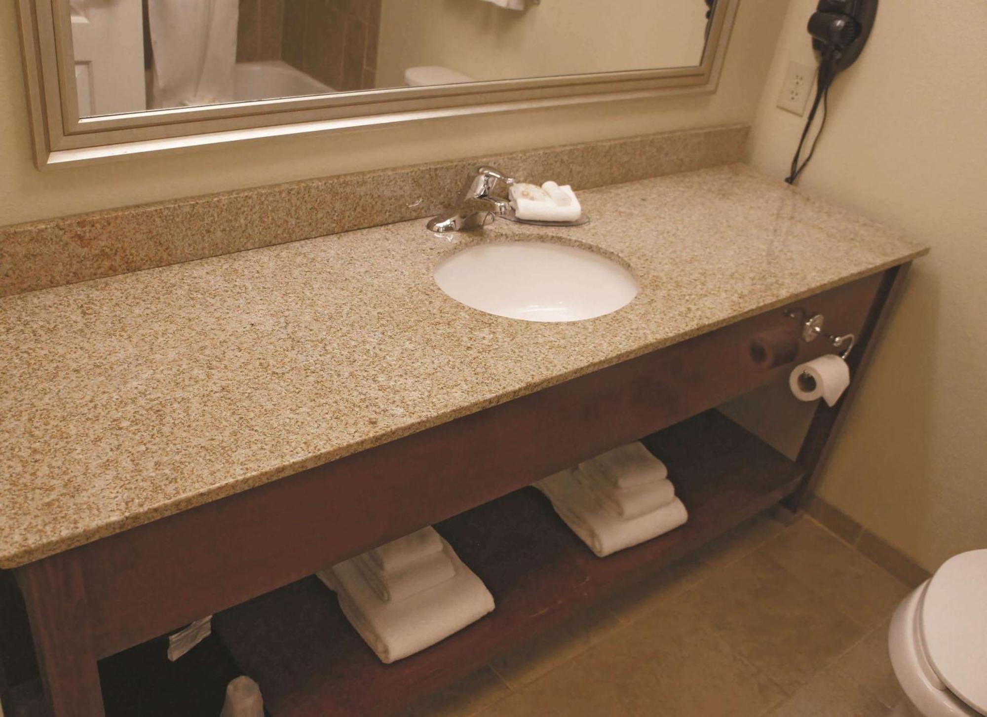 Deluxe King Room,1589428687:JPEG